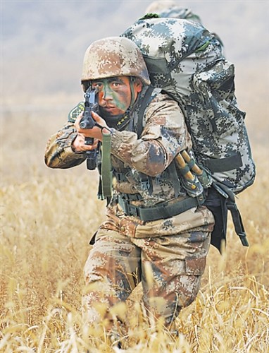 第20集团军侦察营组织冬季演练 战士单手驾车射击