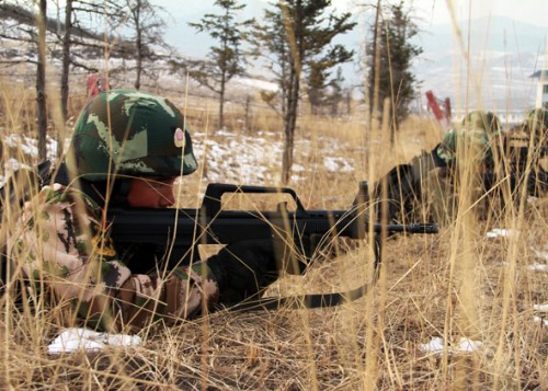 隐蔽训练 图片来源:人民武警报 隐蔽训练 图片来源:人民武警报