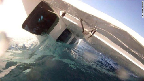 �ɻ�׹���󣬺�ˮ��ʼ����ɻ���