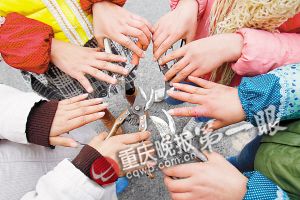 ���������˼����£������ǵ�˫�ֶ���ֲڣ��е������˺����ۡ�