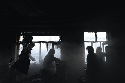 16时30分,消防员正在清理失火房间窗户上的碎玻璃。 16时30分,消防员正在清理失火房间窗户上的碎玻璃。