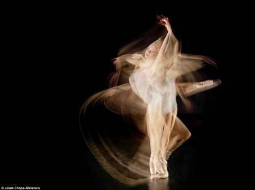 流光飞舞:长曝光摄影捕捉芭蕾唯美韵律(组图)(2)