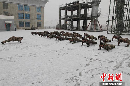 春节刚过,甘肃白银消防支队“马上”投入冬季练兵中,为今后灭火救援打基础。图为:消防官兵参正在进行体能训练。 春节刚过,甘肃白银消防支队“马上”投入冬季练兵中,为今后灭火救援打基础。图为:消防官兵参正在进行体能训练。