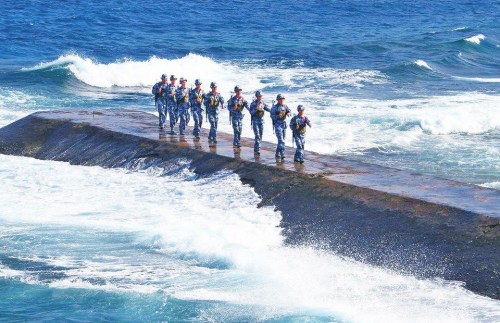 中国海军官兵巡逻南海岛礁 中国海军官兵巡逻南海岛礁