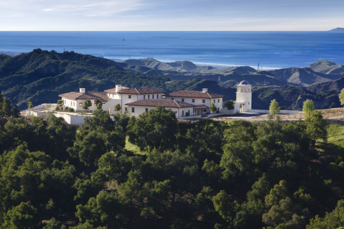 ���е��ĵ���λ�ڼ����������ݰ¹���(Ojai)��һ��������ֳ��ʱ�ڷ���ׯ԰���������ԼΪ670ƽ���ס�ׯ԰����һ��񷶥����¥����ӵ�п�������Ұ��
