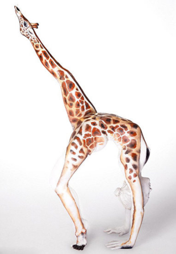 英国柔术演员化身长颈鹿惟妙惟肖爆红网络图