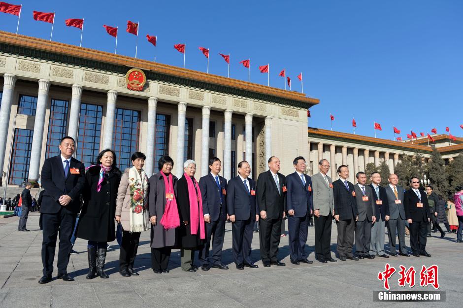澳门特区人大代表在人民大会堂前合影
