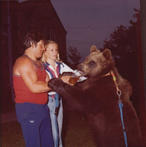 英国夫妇25年与熊同处 情谊深厚感动世人(图)(3)