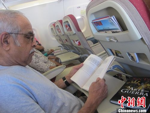 ͼΪһλ���������ڷɻ��϶������ӱ����� ��ʤ����