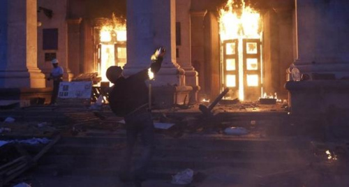 一名示威者正在向敖德萨市工会大楼扔燃烧瓶。 一名示威者正在向敖德萨市工会大楼扔燃烧瓶。