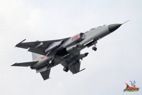 “电子豹”咆哮:歼轰-7挂载电子吊舱出击(组图) “电子豹”咆哮:歼轰-7挂载电子吊舱出击(组图)