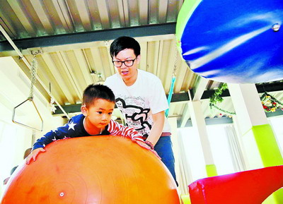 杨一林训练孩子的胆量。王火炎 摄 杨一林训练孩子的胆量。王火炎 摄