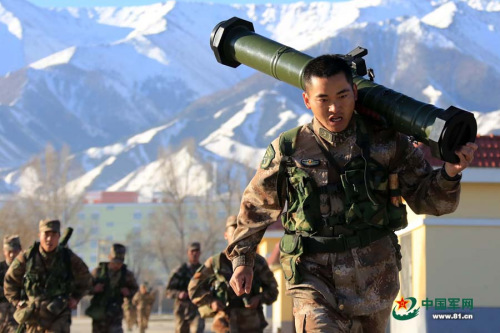 驻新疆边防军练越野 重武器手扛炮管飞奔(组图)