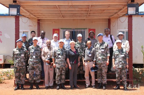 莎尔女士与医疗队官兵代表合影留念 莎尔女士与医疗队官兵代表合影留念