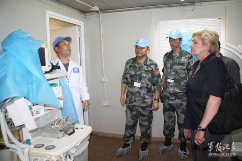 参观中国维和医院手术室 参观中国维和医院手术室