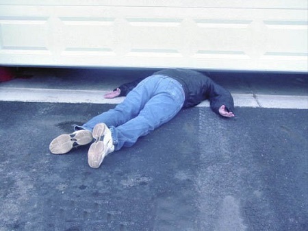 男子辞去工作专职扮演死人 日赚1500美元(组图)(2)