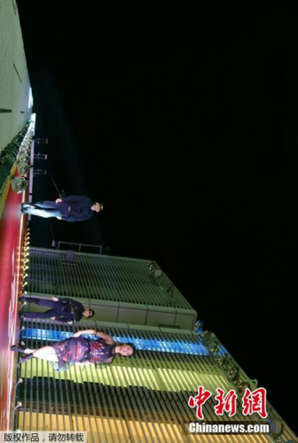 ģ���ڸ�¥��ǽ������̨��