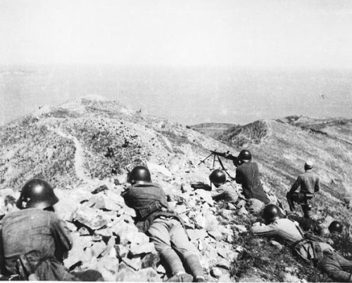 1945���ģ�����αͳ���µ���̨�з����������Ϊռ����̨��ɽ���ҹ���������ӿ�����ض����ڵ�ˮ���Ļ�ǹ�֡�