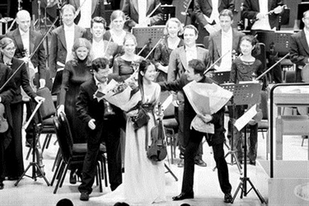 昨晚,沈子钰(中)在上海之春舞台上演奏,获得鲜花和掌声。 叶辰亮 摄 昨晚,沈子钰(中)在上海之春舞台上演奏,获得鲜花和掌声。 叶辰亮 摄