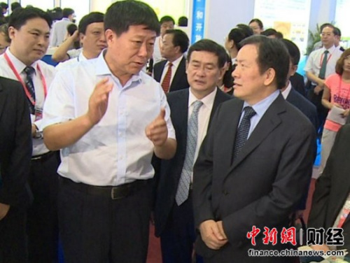 省委书记周本顺等领导莅临保定展区,并对晨阳绿色发展给予高度评价。图为省委书记周本顺与晨阳集团董事长刘善江亲切交谈。 省委书记周本顺等领导莅临保定展区,并对晨阳绿色发展给予高度评价。图为省委书记周本顺与晨阳集团董事长刘善江亲切交谈。