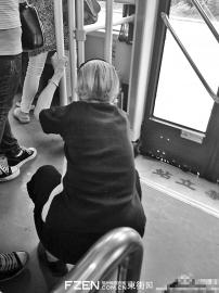 老奶奶清理自己吐在车上的东西。网友供图 老奶奶清理自己吐在车上的东西。网友供图