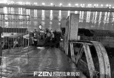 小车从这个斜波滑入江中。 小车从这个斜波滑入江中。