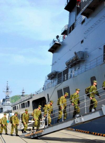 �ձ�½�������Ӷ�Ա�Ǵ�ǰ��¹�����زμ���ϰ