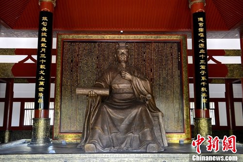 图为苏州穹窿山刚落成的的孙武铜像 王思哲摄