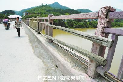 永泰塘前大桥护栏损毁严重,如今用木头代替。 永泰塘前大桥护栏损毁严重,如今用木头代替。