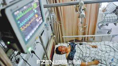 事故受害者躺在病床上,没有知觉,情况危险。 事故受害者躺在病床上,没有知觉,情况危险。