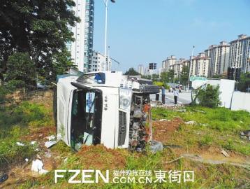 这辆车冲进路边空地侧翻。 这辆车冲进路边空地侧翻。