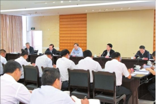 5月18日至19日,武定县委常委班子召开党的群众路线教育实践活动专题民主生活会。顾彬 摄 5月18日至19日,武定县委常委班子召开党的群众路线教育实践活动专题民主生活会。顾彬 摄