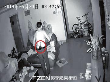 小偷背后插着菜刀(视频截图).