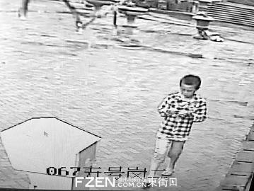 小区监控显示,出走时张嘉棋身穿格子衬衫和牛仔短裤(视频截图)。 小区监控显示,出走时张嘉棋身穿格子衬衫和牛仔短裤(视频截图)。