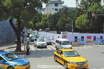 通湖路围挡后车辆排起长龙。 通湖路围挡后车辆排起长龙。