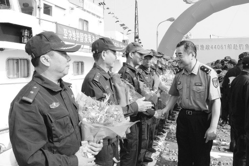 广东省总队总队长白桦(右)送别执行巡航任务的人员 广东省总队总队长白桦(右)送别执行巡航任务的人员