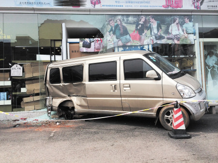 �������磬�¹ʷ���4�������𷽲ų����ֳ���ͼΪ�ֳ�����ǰ����������ŵ���龰����ӳ�� ��