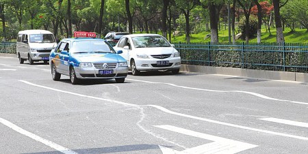 �ߵͲ�ƽ��·�棬�ѳ����ָ���Ť�������ߣ���˾������