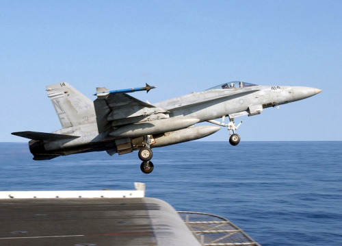 ����ͼ����������F/A-18E����ս�����뽢˲��