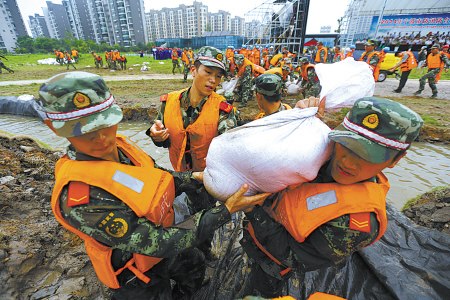 宁波举行防汛防台演练 水陆两栖车防汛装备亮相