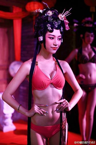 Ůģ�����űȻ��ᣬͷ��ȴ��Ϸ������(���ѡ����ʵ��̡���ͼ)