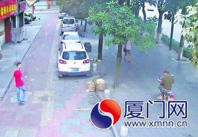 1.盯上: 嫌疑人发现瘫坐在路边睡觉的醉汉。 1.盯上: 嫌疑人发现瘫坐在路边睡觉的醉汉。
