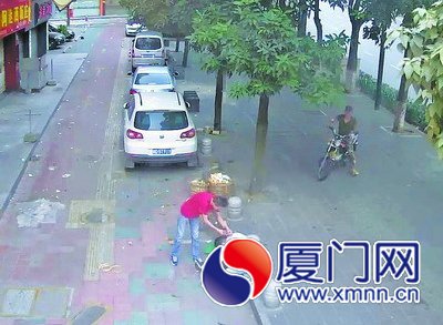 3.下手: 用剪刀将醉汉脖子上的金项链剪断。 3.下手: 用剪刀将醉汉脖子上的金项链剪断。