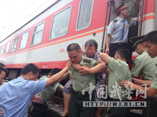 学员张展鹏将老人背下火车 学员张展鹏将老人背下火车