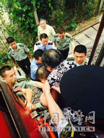 武警学员护送患病老人 武警学员护送患病老人