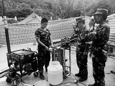 ��ǰ���侯սʿΪ³������ͷɽ��������һ�׾�ˮ�豸��������ֹٱ��øɾ�ˮ�ѵ����� ��/�»������ ����