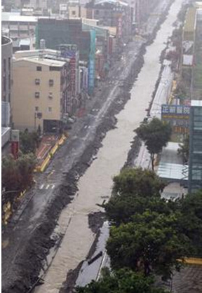 图为气爆路段被淹。(图片来源:台湾《联合报》) 图为气爆路段被淹。(图片来源:台湾《联合报》)