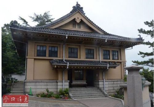 《马关条约》签订于日本山口县下关市的料亭旅馆春帆楼。1937年,日本政府在春帆楼院内建立“日清讲和纪念馆”,复原马关谈判期间会场并展示部分史料。二战期间,春帆楼原建筑毁于战火,但这座“日清讲和纪念馆”留存至今并仍开放展览。刘华 摄 《马关条约》签订于日本山口县下关市的料亭旅馆春帆楼。1937年,日本政府在春帆楼院内建立“日清讲和纪念馆”,复原马关谈判期间会场并展示部分史料。二战期间,春帆楼原建筑毁于战火,但这座“日清讲和纪念馆”留存至今并仍开放展览。刘华 摄