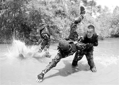 水中擒敌 水中擒敌