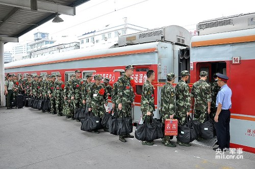 图为该段K280次乘务员正在有序组织新兵乘车 图为该段K280次乘务员正在有序组织新兵乘车